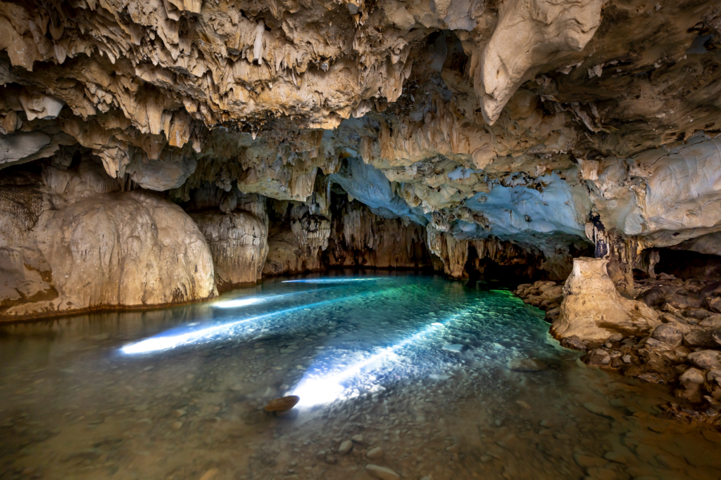 Caverna Com Lago