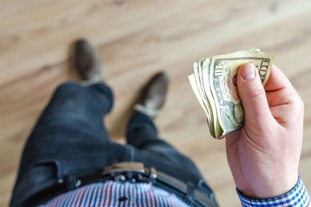 Dólar em queda acende alerta global e impulsiona moedas rivais em movimento incomum