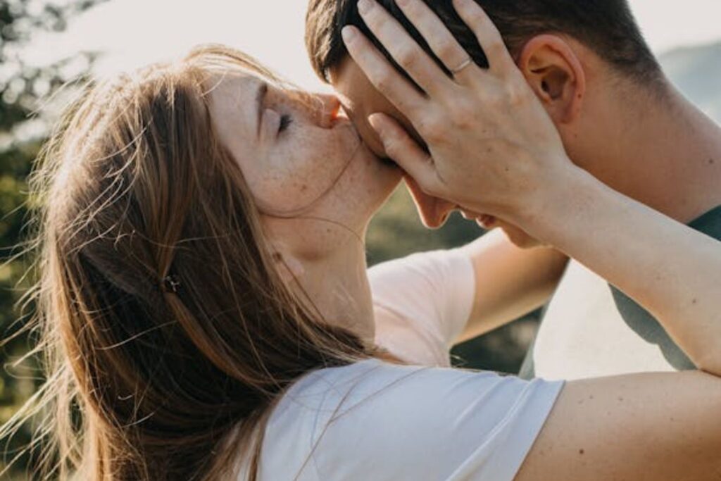 Psicologia revela o que um beijo na testa realmente comunica nas relações humanas
