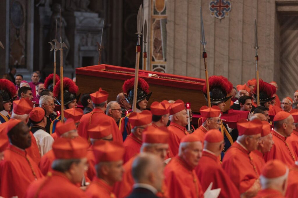 O que revela a escolha dos homens que carregaram o caixão do papa