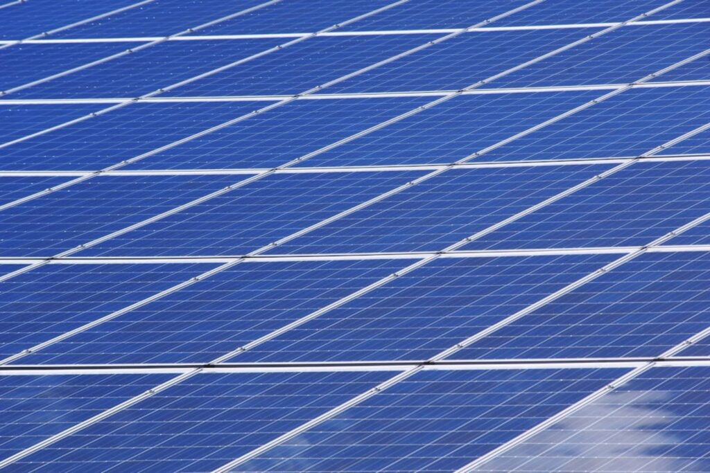 Painéis solares sobre canais de irrigação estão mudando o jogo — e não é só pela energia
