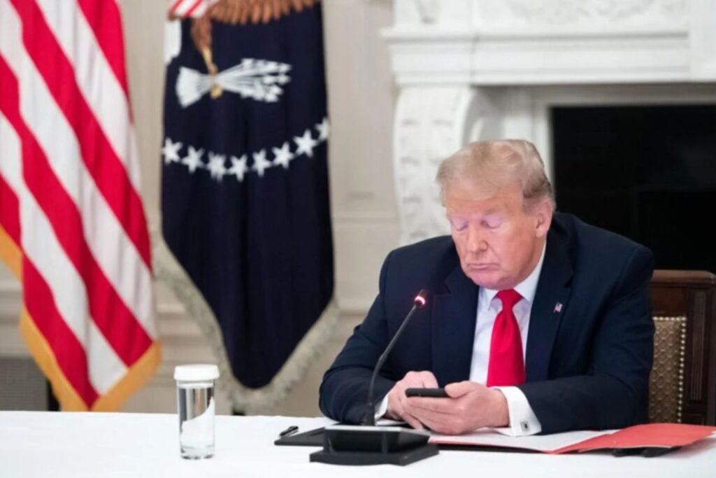 Decisão inesperada de Trump muda o jogo para celulares e computadores vindos da China