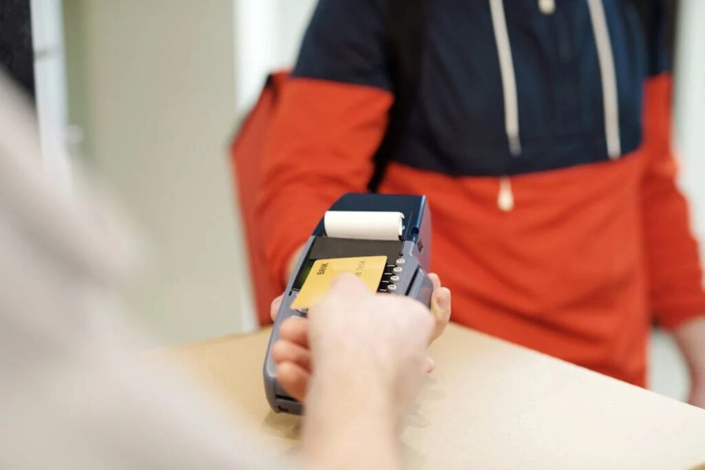Atenção ao pagar por aproximação: o que você precisa saber antes de usar o cartão