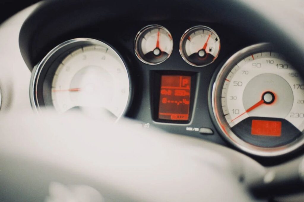 O detalhe ignorado que pode estar drenando combustível do seu carro sem você perceber