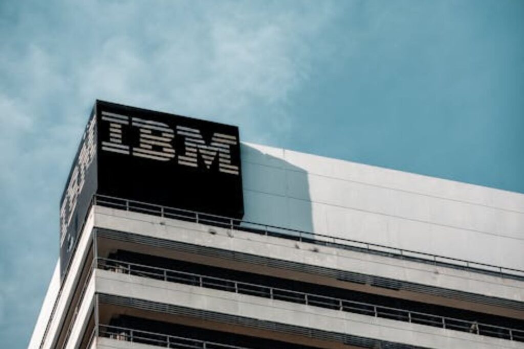 A aposta ousada da IBM que virou surpresa: ela trocou humanos por IA e teve que contratá-los de volta