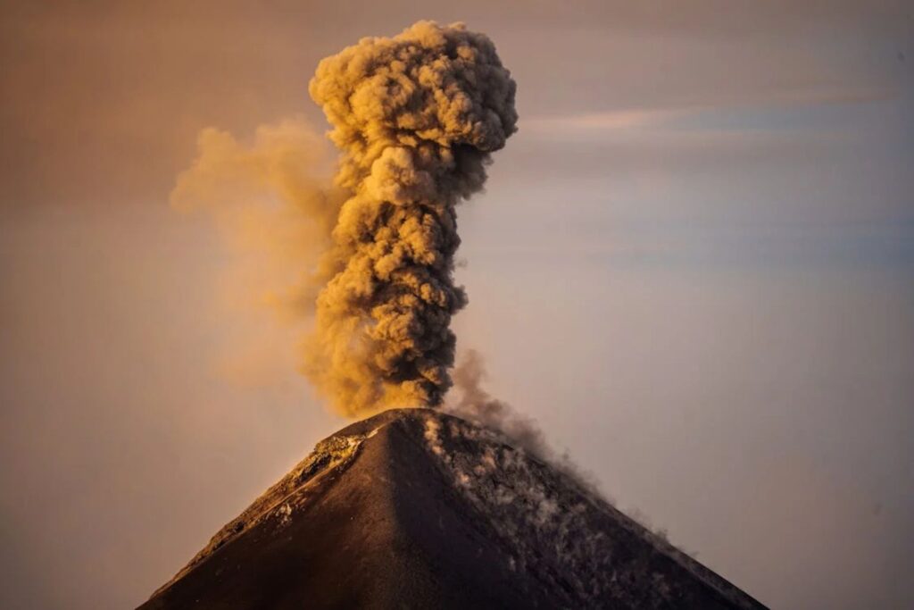 Conheça a história do 'vulcão' brasileiro que permaneceu 1 mês em erupção e virou atração turística no litoral de SP
