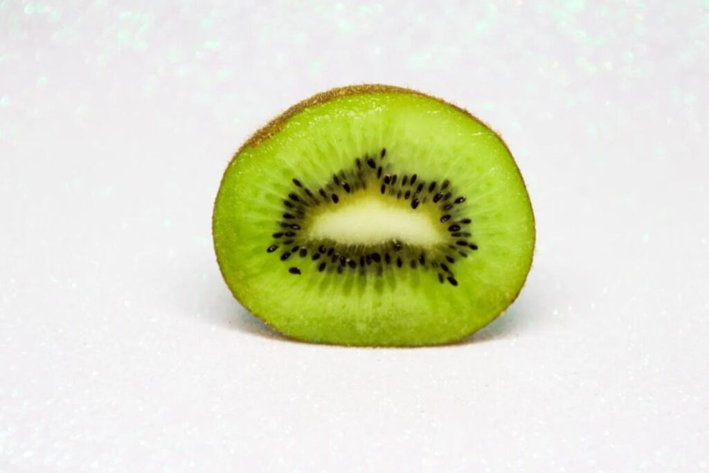A fruta que não vem da árvore: o que poucos sabem sobre a origem do kiwi