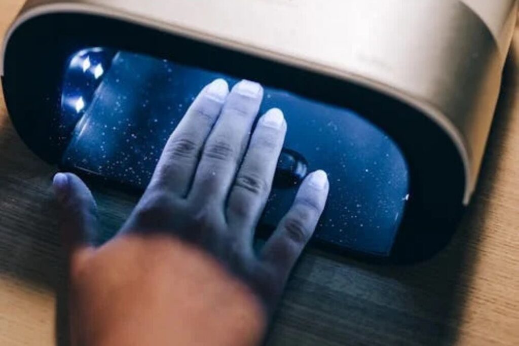 O perigo invisível nas manicures caseiras: o que a ciência descobriu sobre as lâmpadas de secagem de esmalte