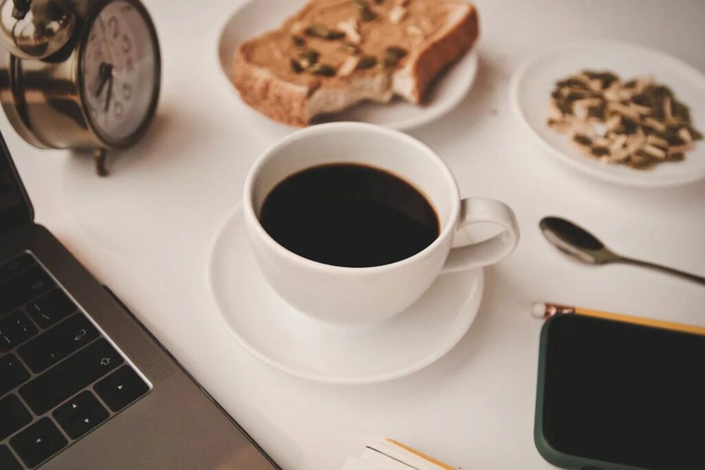Estudo recente revela o simples hábito de tomar café está associado a uma vida mais longa e a menos riscos de infarto