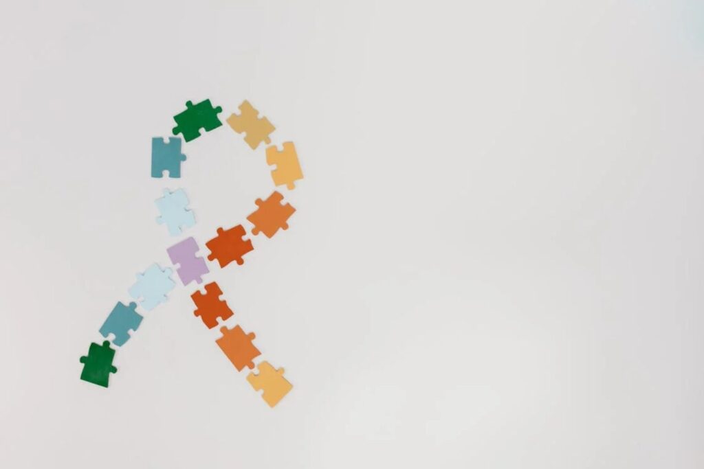 Os cordões que falam sem palavras: o que significam os símbolos usados por pessoas neurodivergentes?