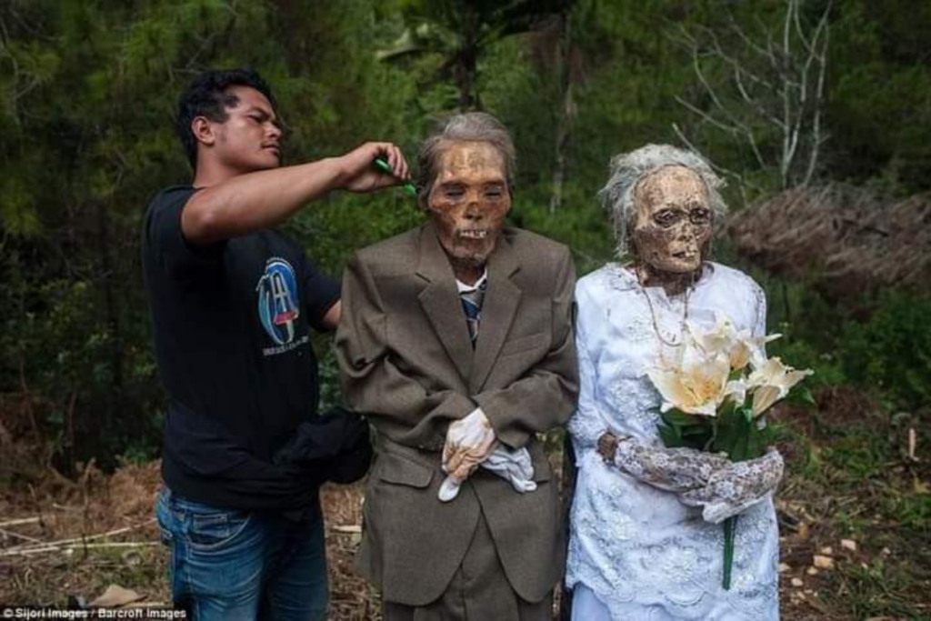 Na Remota Região De Tana Toraja, Na Indonésia, A Morte Não é O Fim, Mas Uma Transição. Lá, Os Corpos Dos Mortos Permanecem Nas Casas Por Meses Ou Anos, Participam De Cerimônias