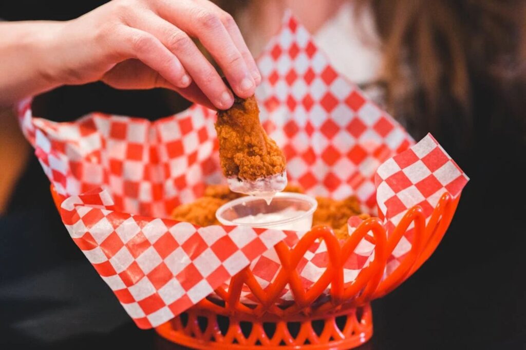 O fim inesperado de uma rede de sucesso: o que realmente levou ao colapso de uma famosa marca de frango frito