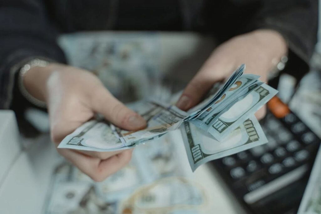 Nova reviravolta global faz dólar cair ao menor patamar do ano — e reacende debate fiscal no Brasil