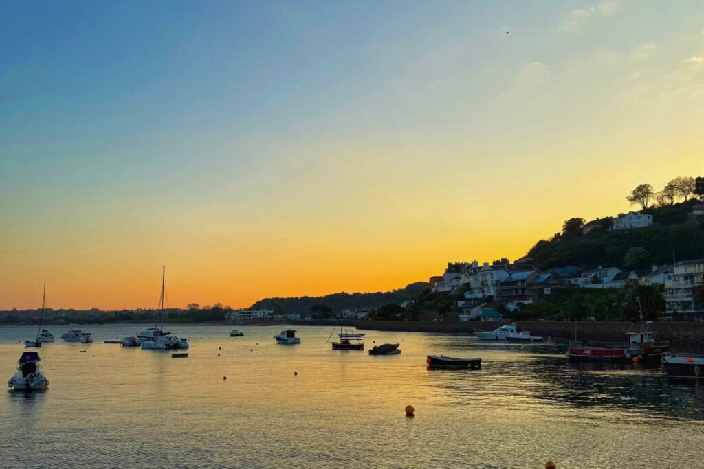 A ilha onde o tempo desacelera: paisagens, qualidade de vida e políticas que encantam o mundo