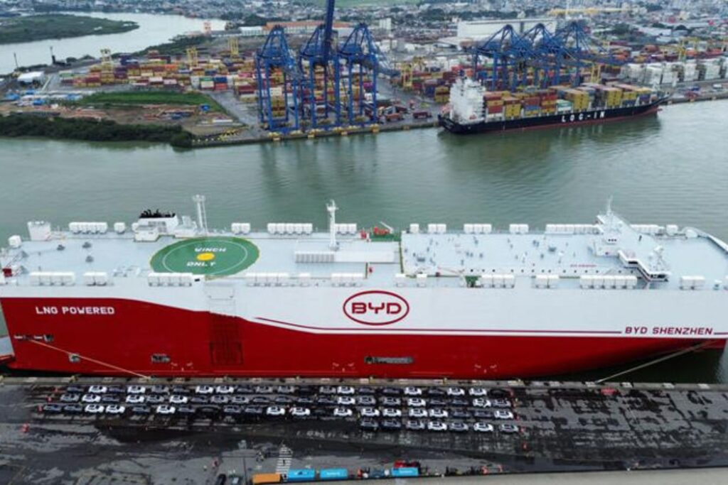 O Brasil se tornou o novo alvo da ofensiva chinesa no setor automotivo; uma enxurrada de carros elétricos baratos estão chegando aos portos nacionais