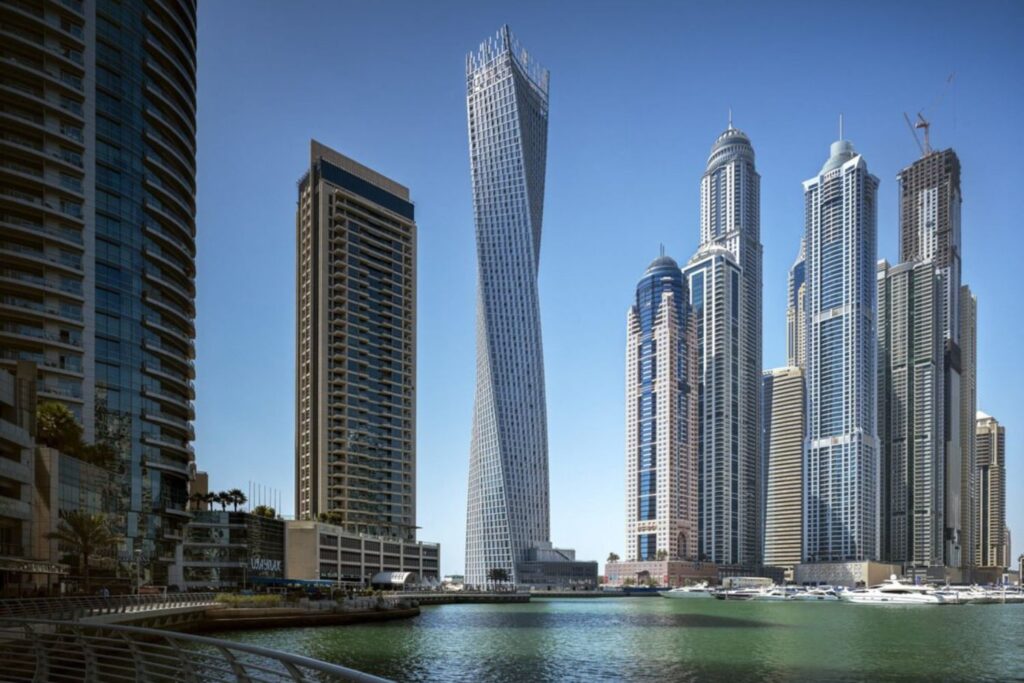 Dubai tem um impressionante prédio em espiral de 75 andares que combina design ousado e engenharia avançada, mas ele permanece quase vazio