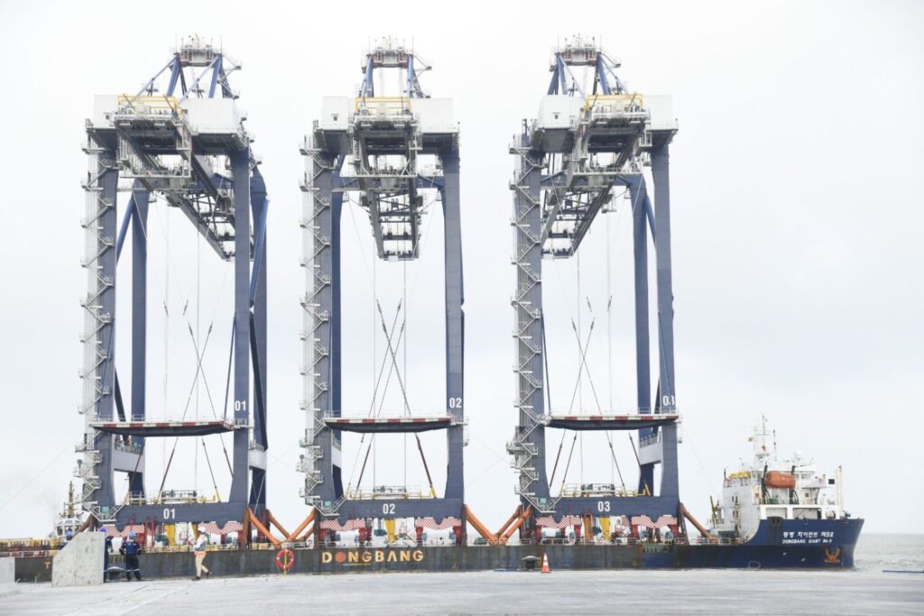 O navio que desafiou rotas tradicionais e parou em um porto estratégico com uma carga surpreendente