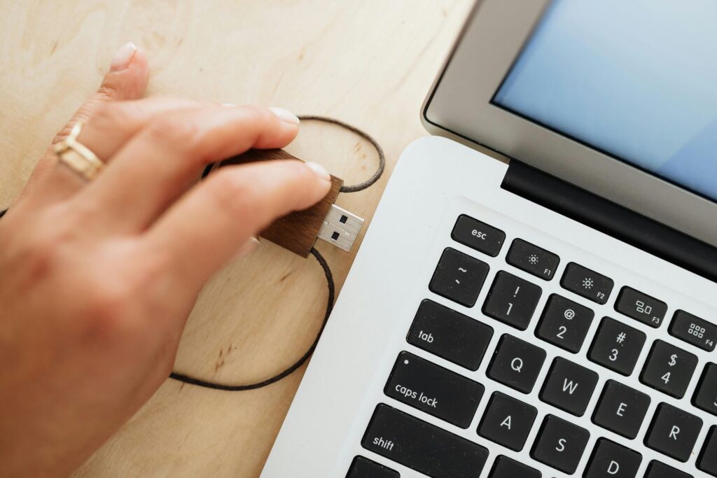 Um homem encontrou um pendrive com uma mensagem enigmática e decidiu conectá-lo ao computador: O que ele encontrou foi inesperado