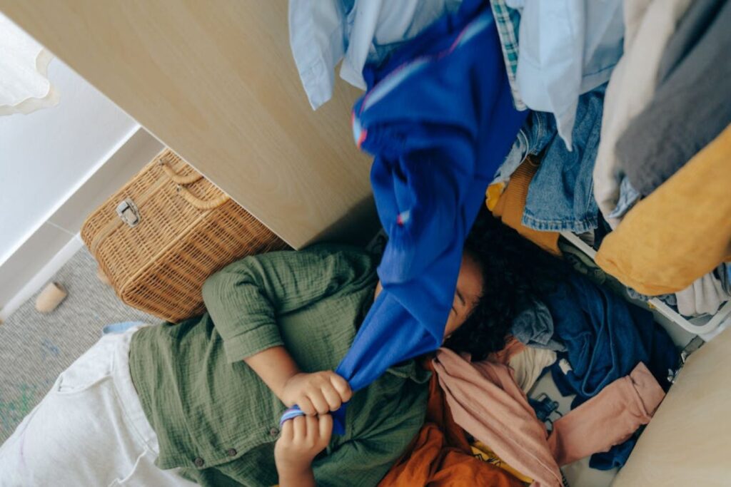 O que o hábito de acumular roupas na cadeira pode revelar sobre você