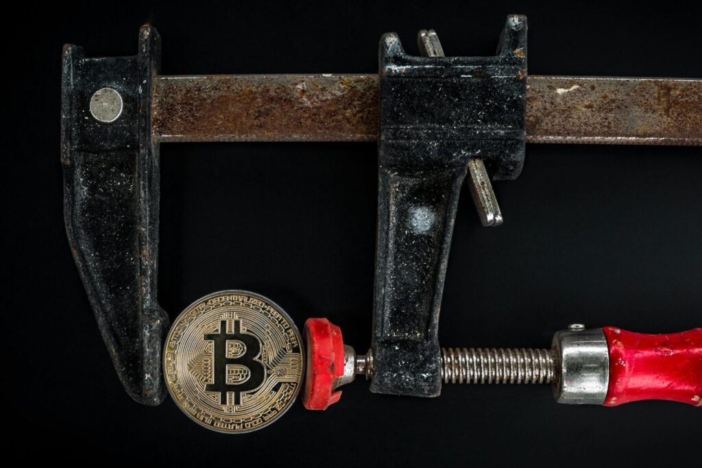 Corretoras de criptomoedas na mira da justiça: nova decisão muda o jogo sobre ataques hackers