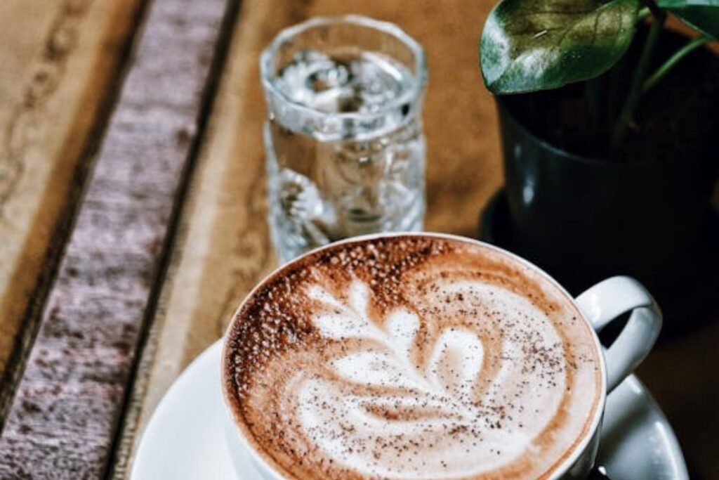 Você já se perguntou por que um simples copo de água com gás costuma acompanhar o espresso em cafeterias?
