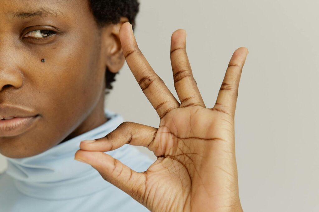 Por que um simples “tá bom” pode esconder mais do que parece, segundo a psicologia