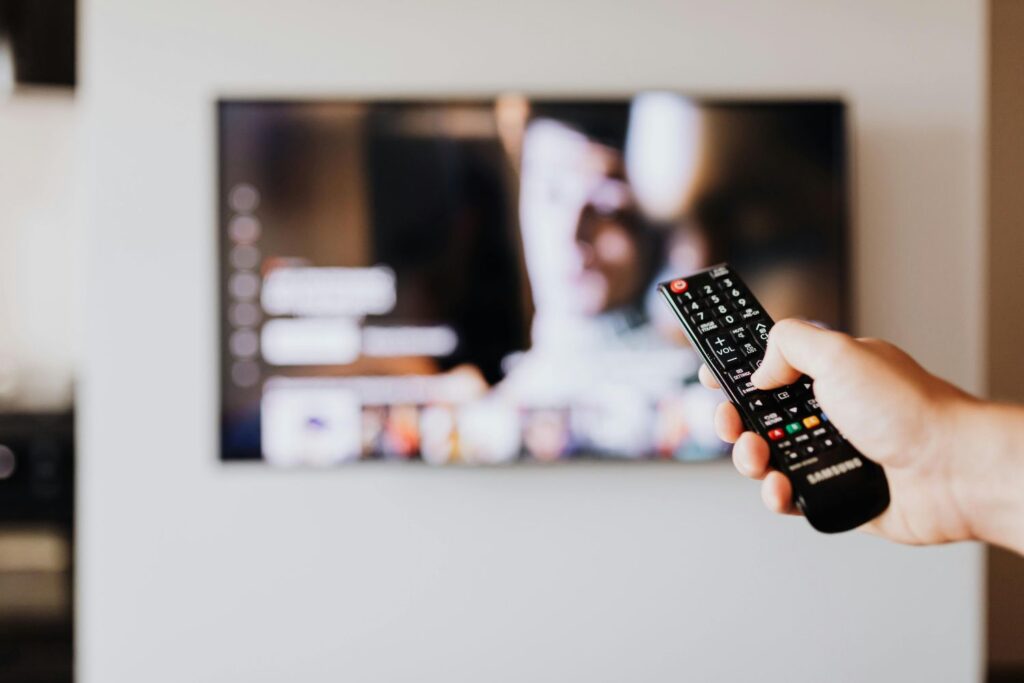 O que o hábito de dormir com a TV ligada pode estar fazendo silenciosamente com sua saúde