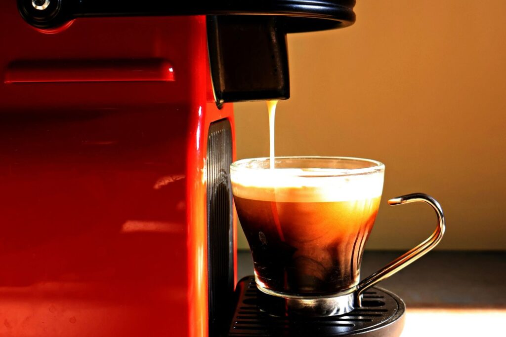 Tomar café assim que desperta pode parecer inofensivo, mas especialistas alertam para riscos pouco conhecidos