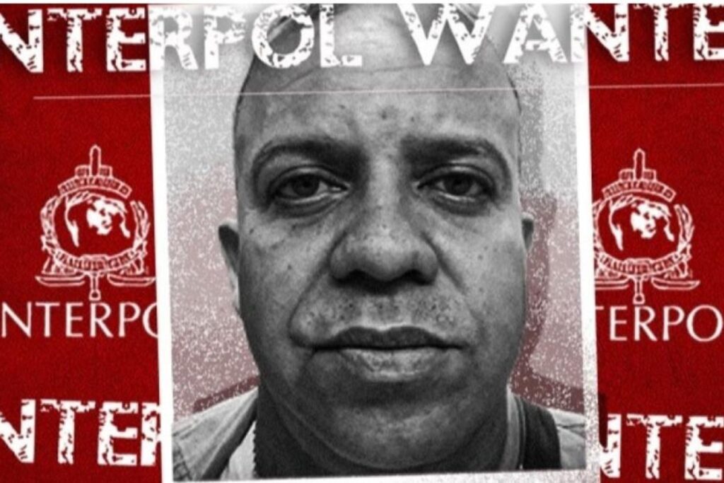 Um nome brasileiro incluído na lista vermelha da Interpol trabalhava em plena capital federal até ser exonerado nesta semana