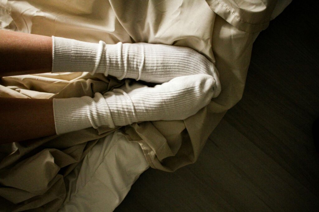 O que o simples hábito de dormir de meias pode revelar sobre sua mente