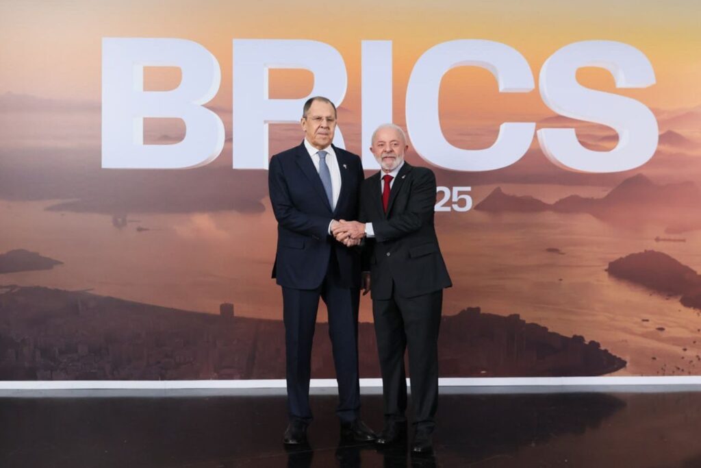 Durante a cúpula do Brics, Lula rebateu publicamente uma ameaça feita por Donald Trump e reforçou a postura do Brasil frente a questões geopolíticas globais
