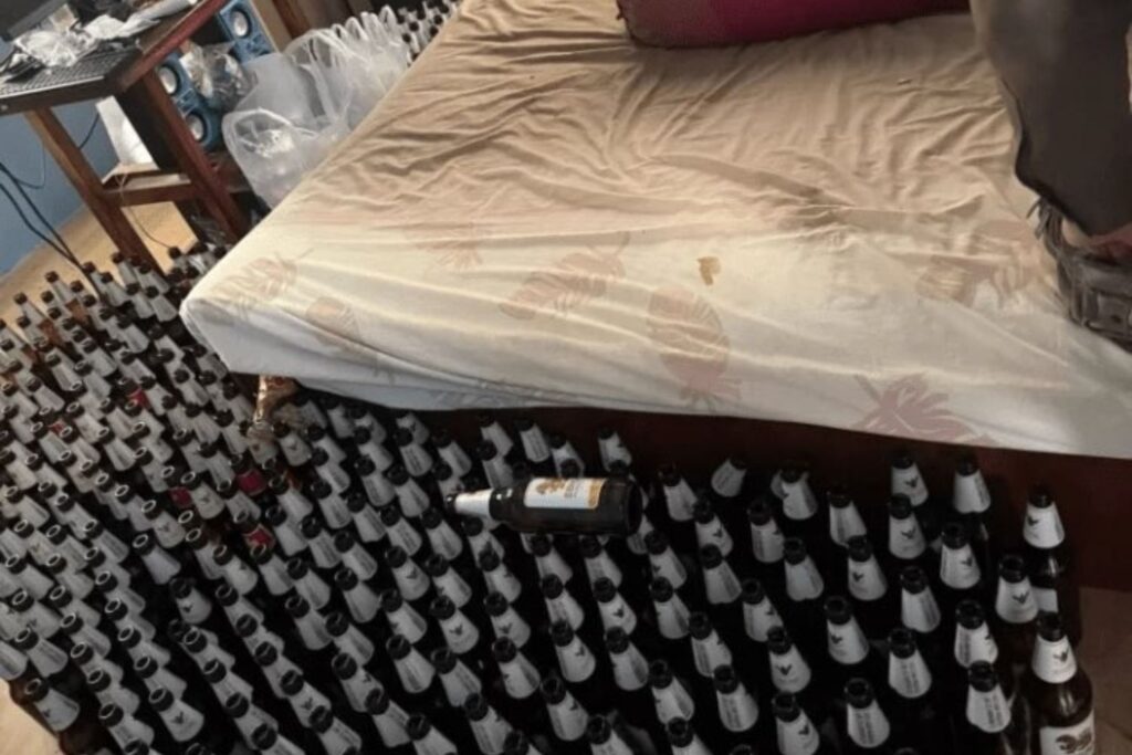 Morte insólita: Homem foi encontrado em um quarto tomado por garrafas de cerveja