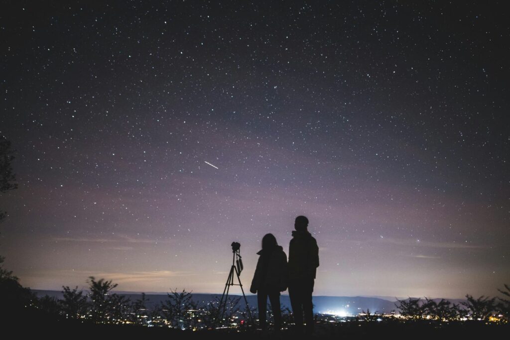 O que o céu de julho esconde: encontros raros, luzes misteriosas e uma lua impressionante