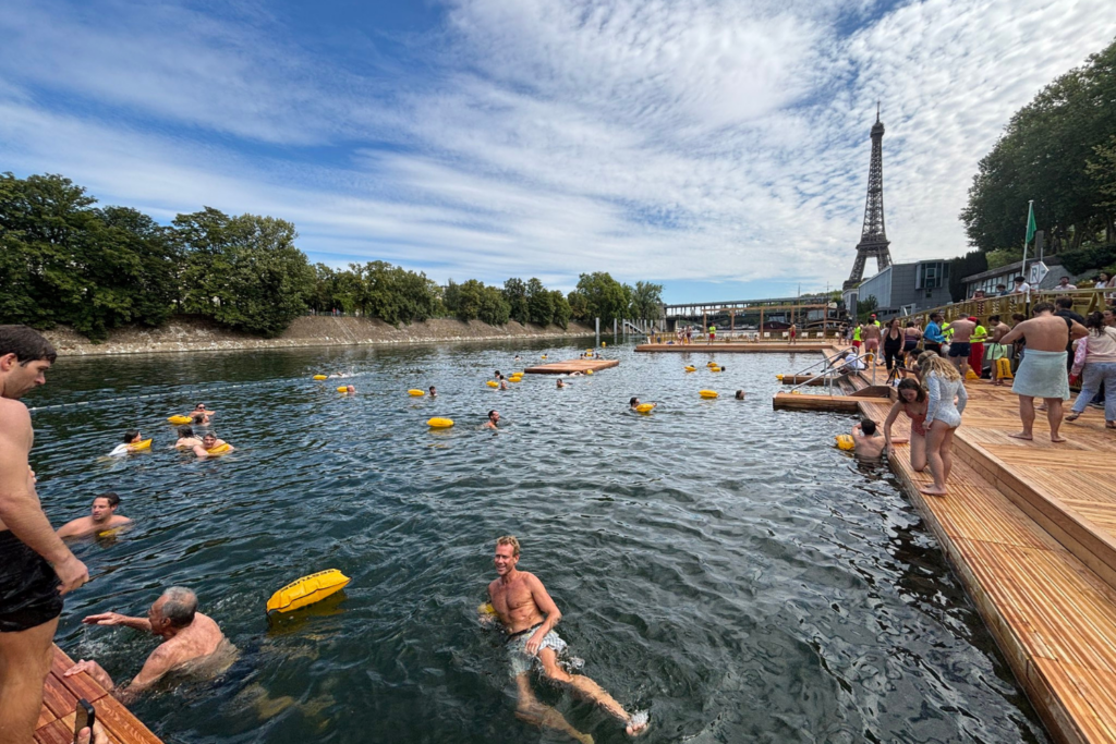 Após mais de um século, os parisienses voltaram a se banhar no icônico Rio Sena.