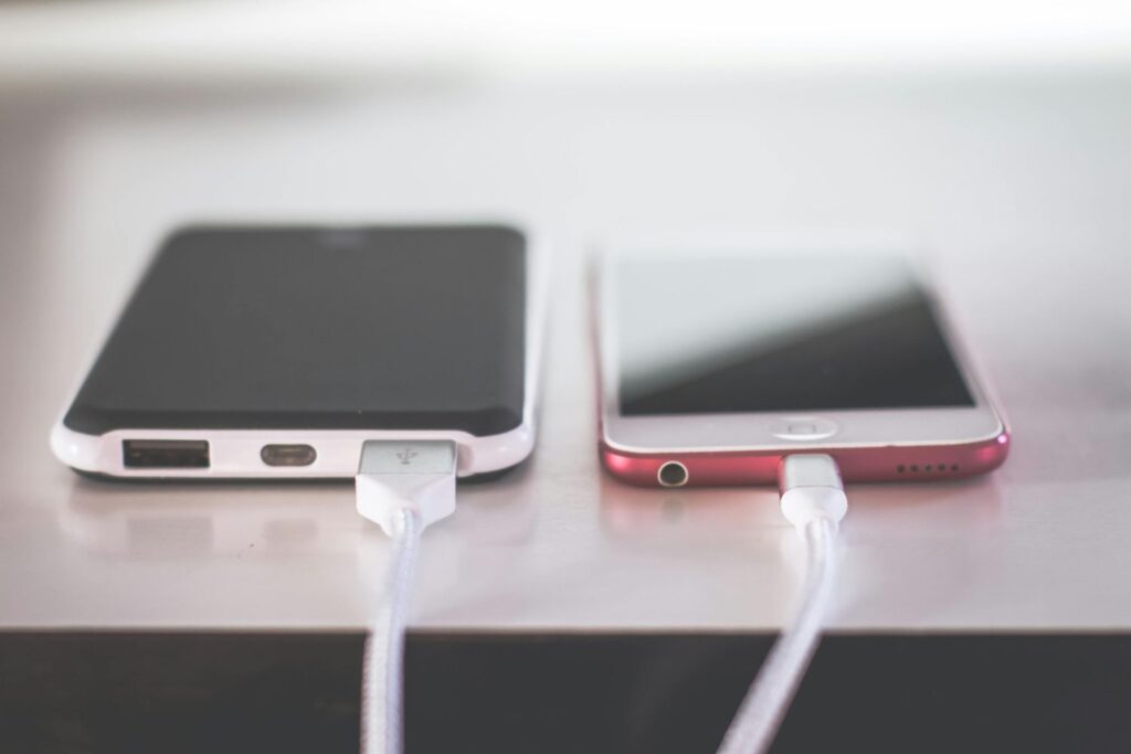 Ativar o modo avião ao carregar o celular faz diferença? Veja como funciona