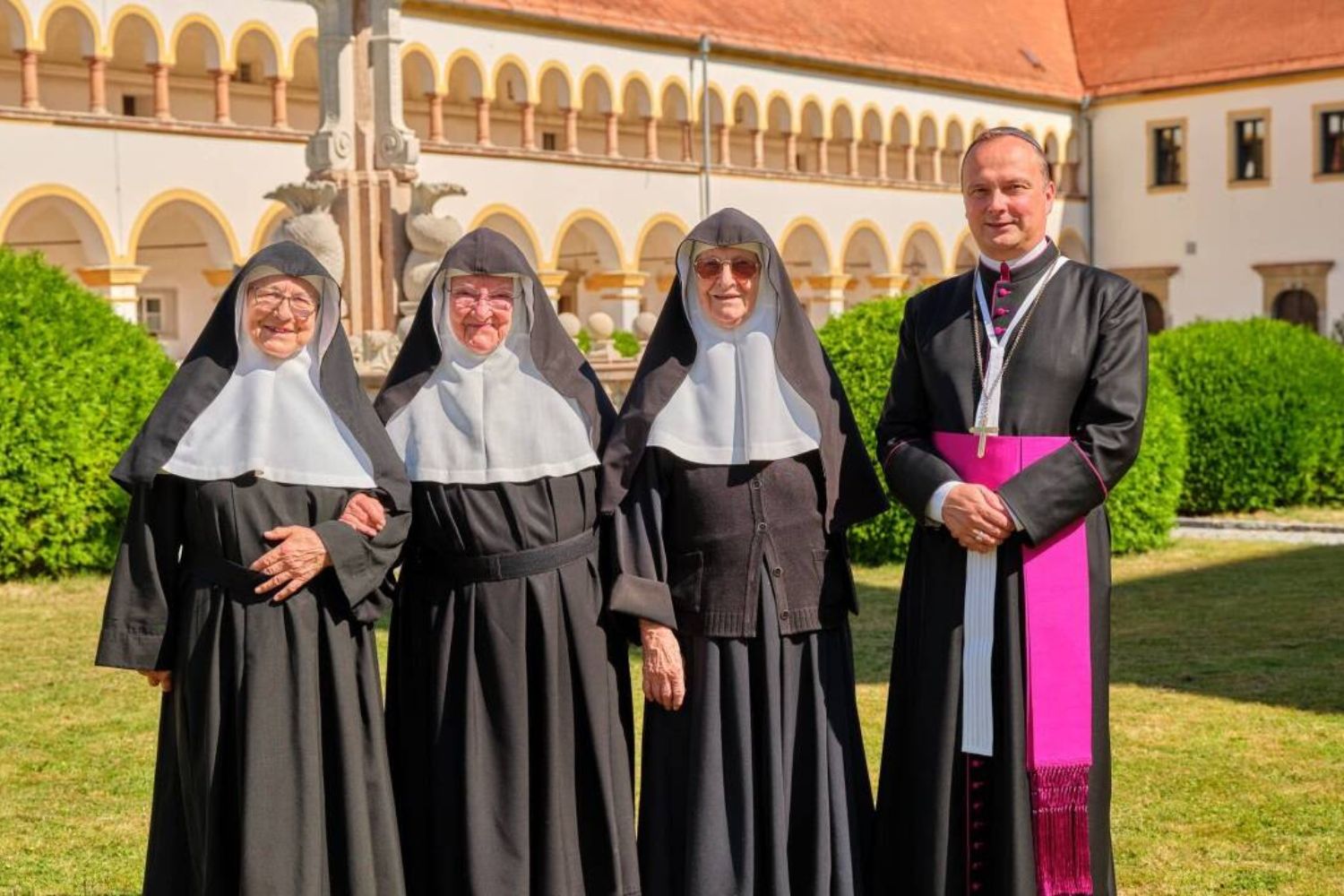 Freiras viram fenômeno online e desafiam Igreja na Áustria