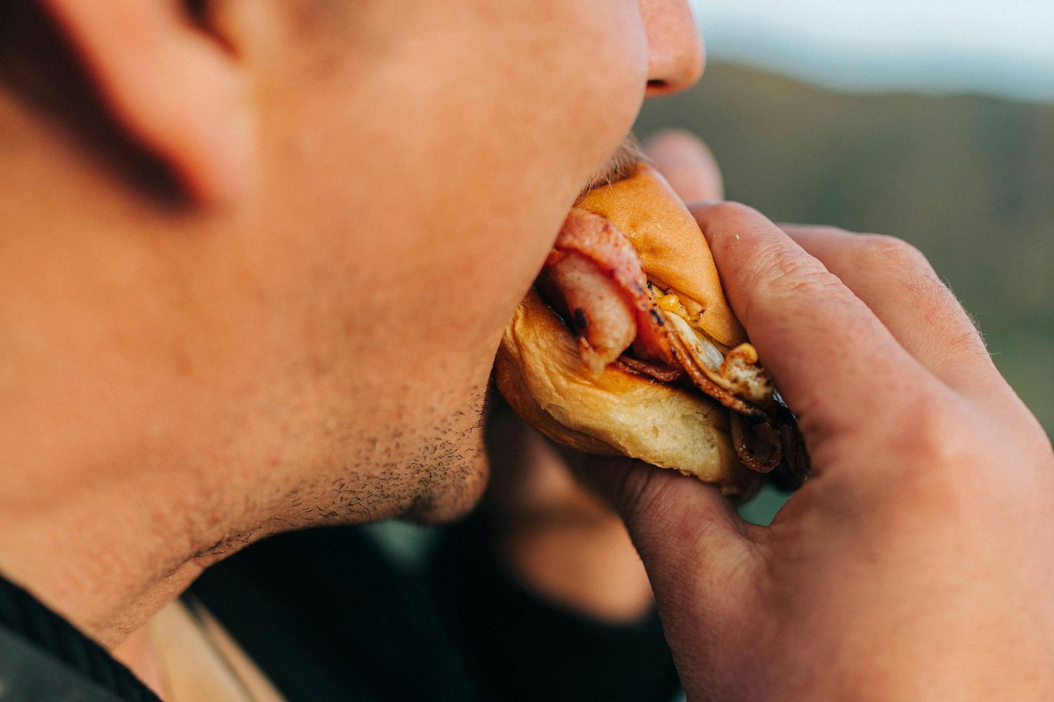 Por que o estresse faz você comer demais — e veja como evitar isso
