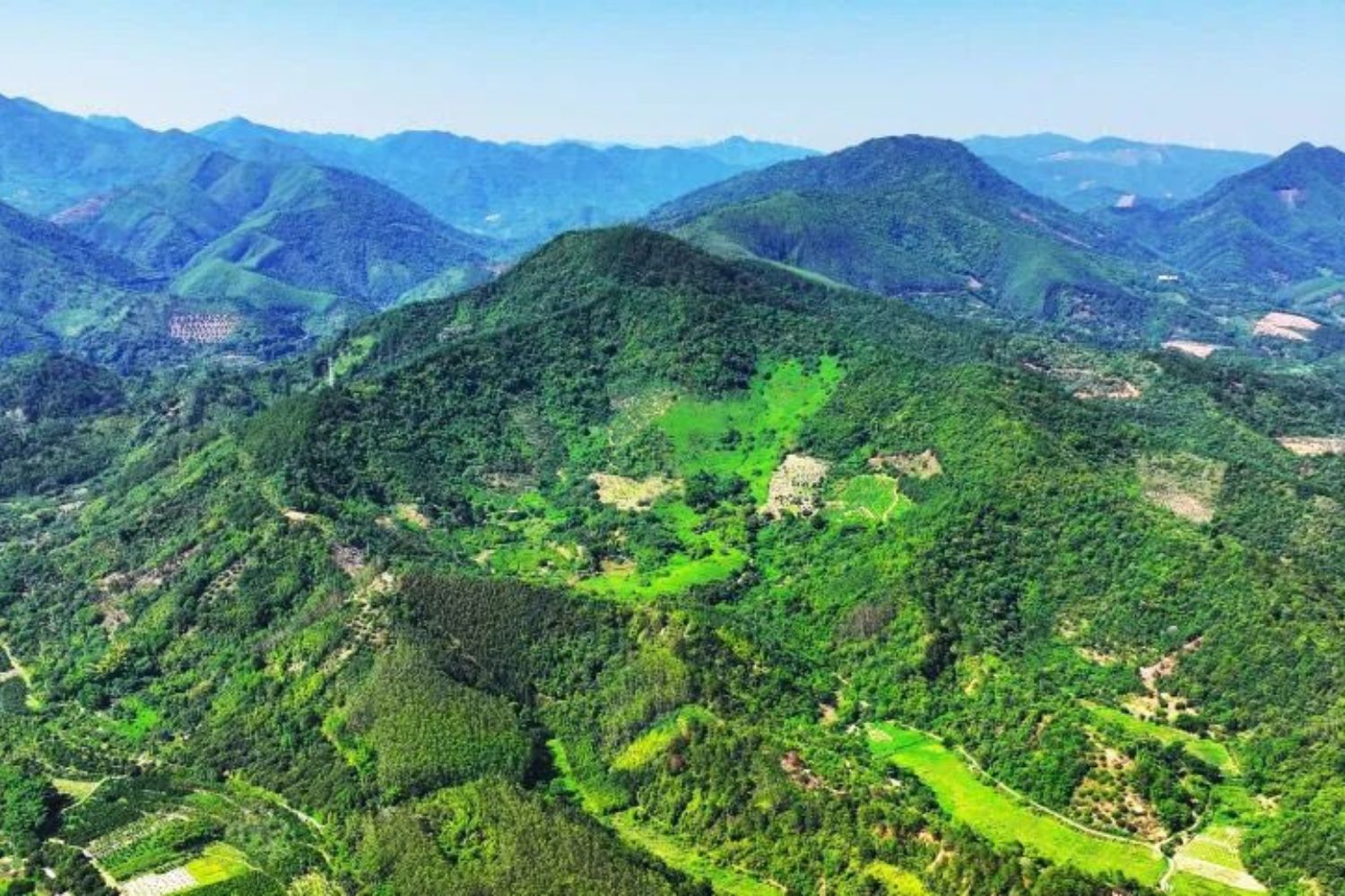 Cratera gigante descoberta na China redefine impactos recentes na Terra