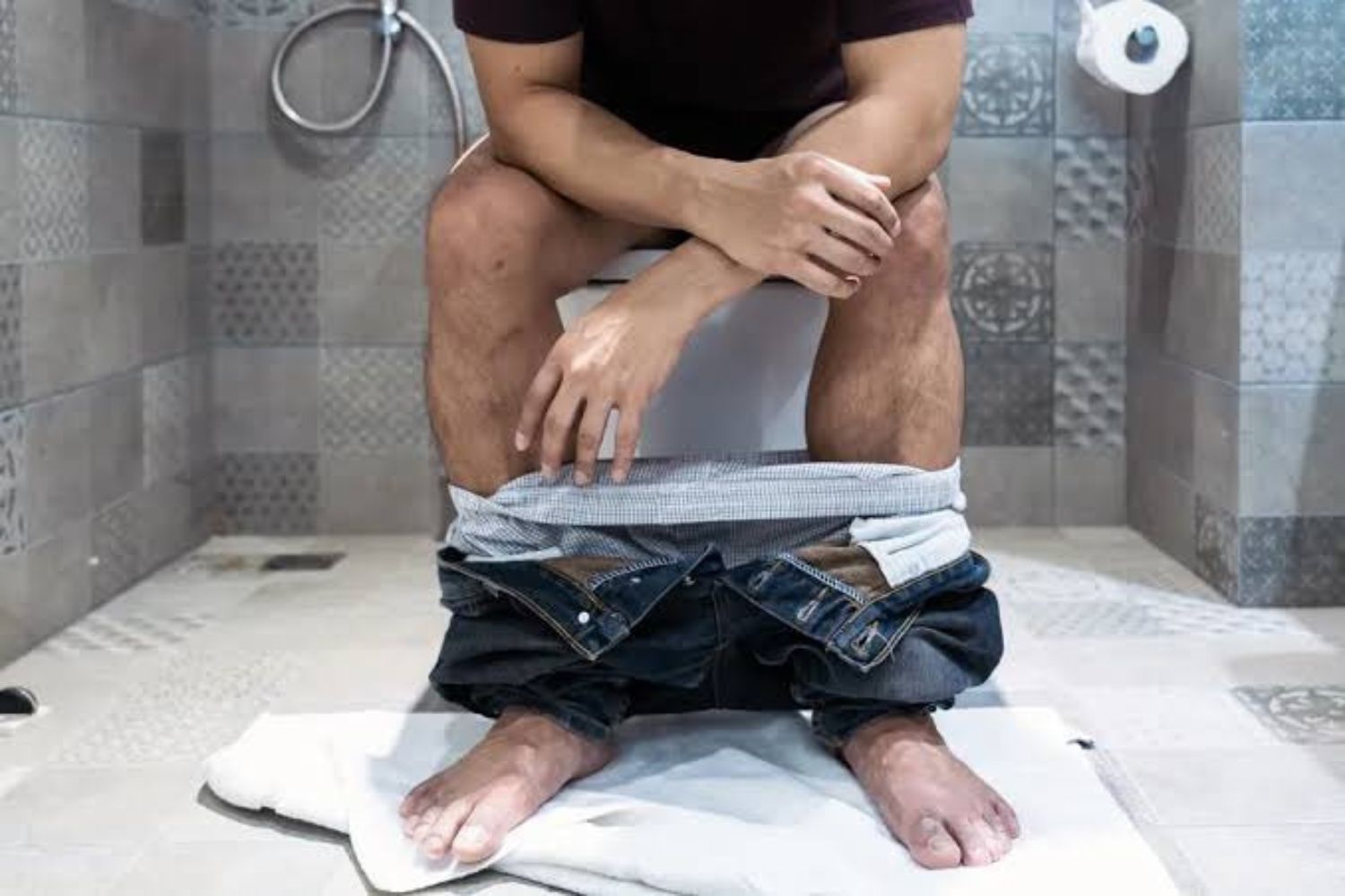 Fazer xixi sentado é melhor? A ciência responde aos homens