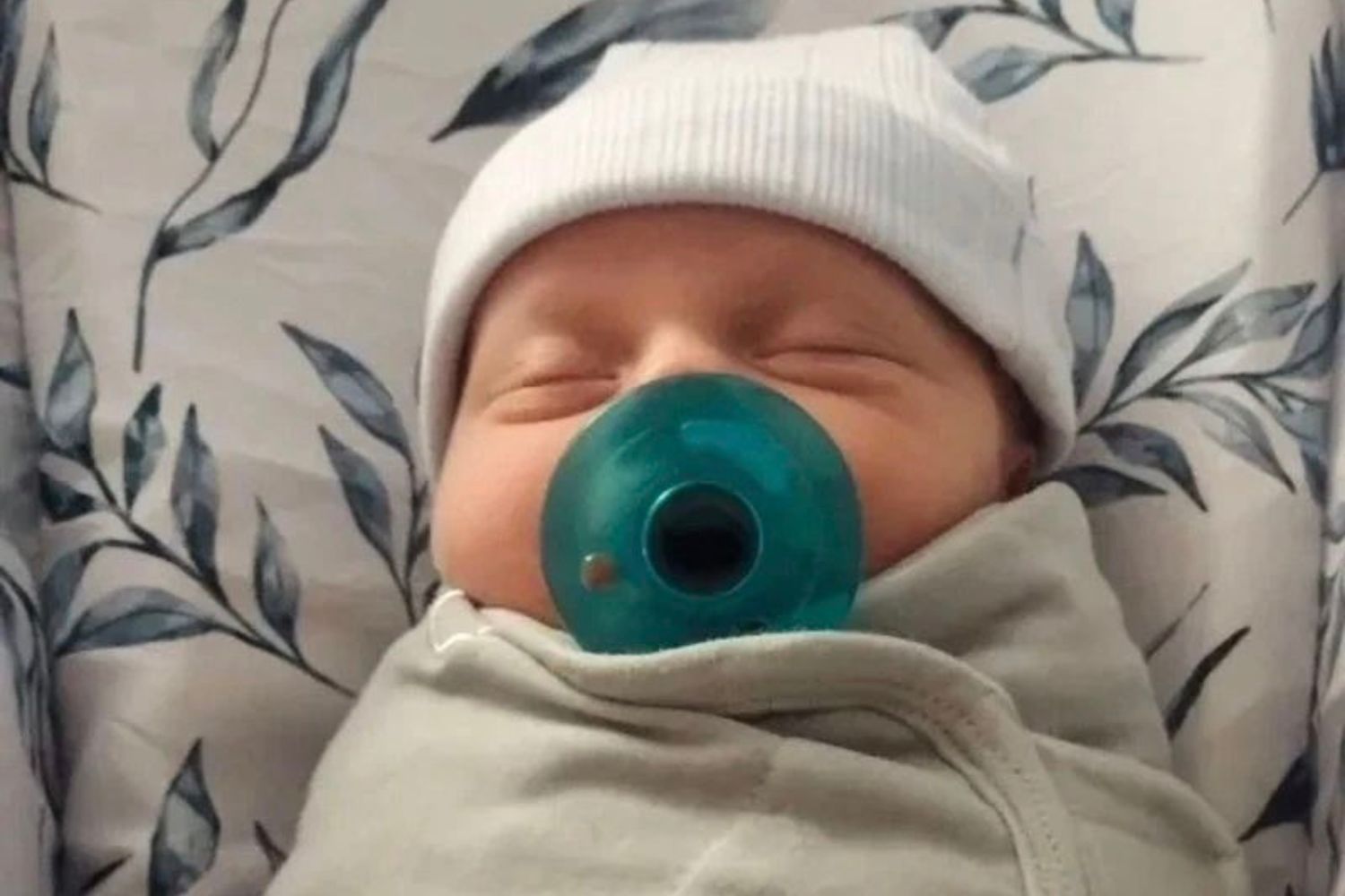 Bebê nasce de embrião congelado por 31 anos e “conhece” irmã que nasceu três décadas antes