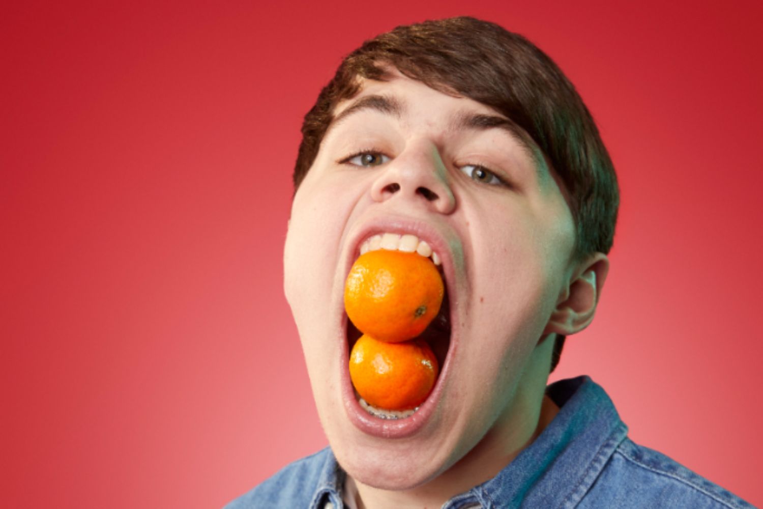 Homem com a maior boca do mundo abre mais de 10 cm e deixa a internet boquiaberta
