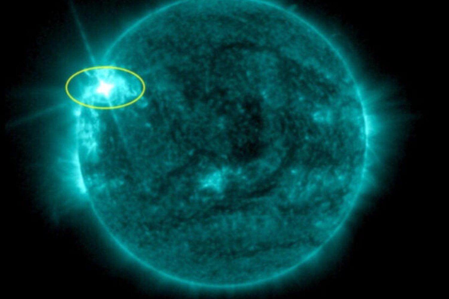 Astrônomos alertam para gigantesco grupo de manchas solares que está causando problemas — e não será o único