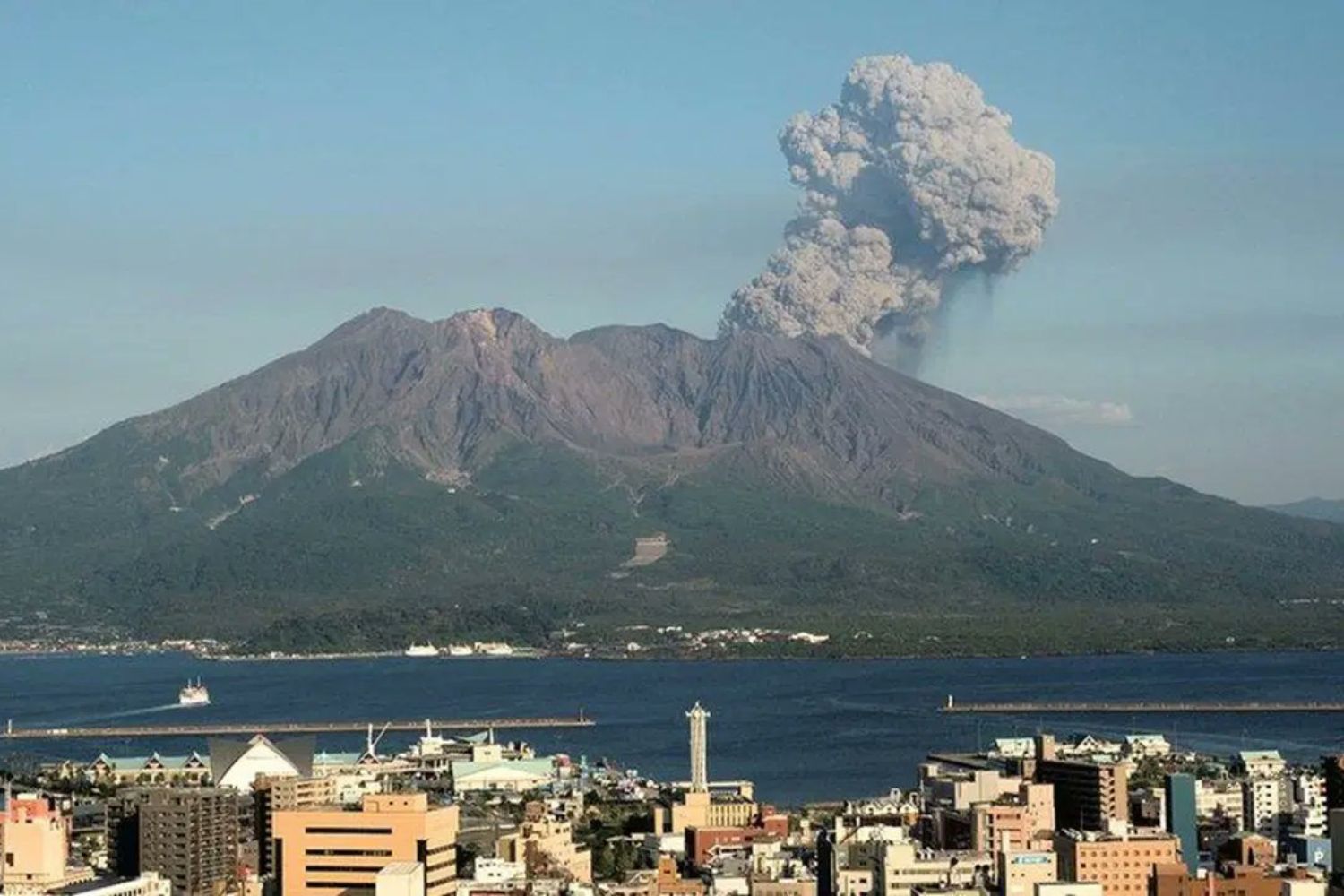 Erupção no Japão lança cinzas a 4 km e paralisa voos em Kyushu