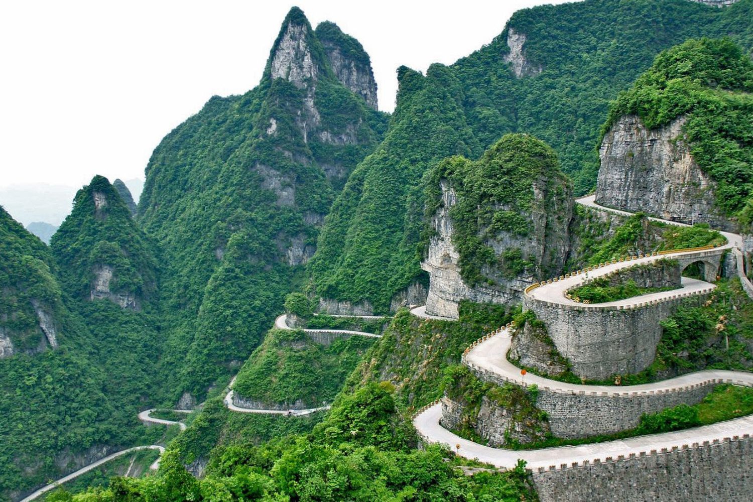A estrada mais perigosa da China parece ficção — e você precisa ver isso