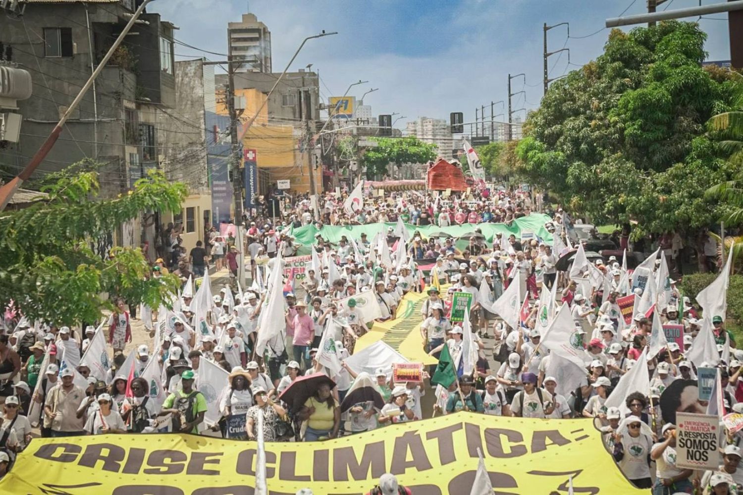 Marcha em Belém expõe pressão global contra o petróleo na COP30