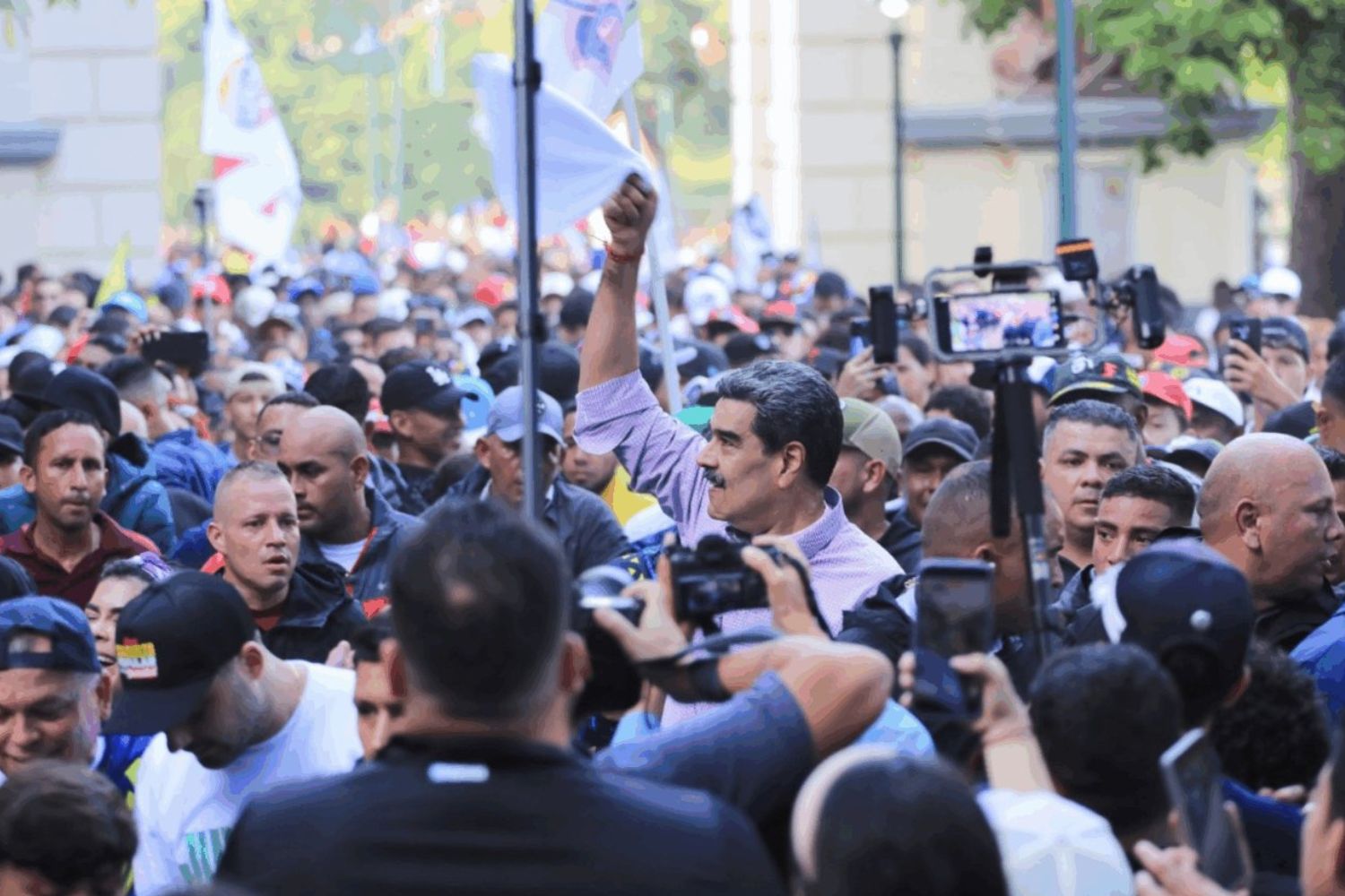 Trump sinaliza possível diálogo com Maduro em meio à tensão no Caribe