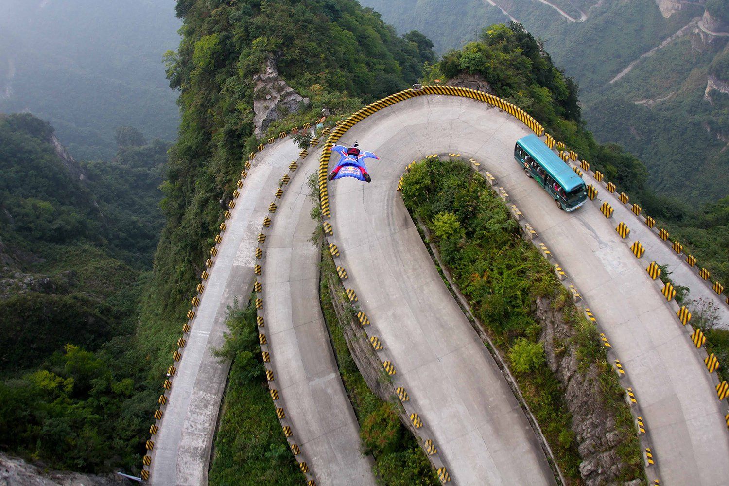 A estrada mais perigosa da China parece ficção — e você precisa ver isso