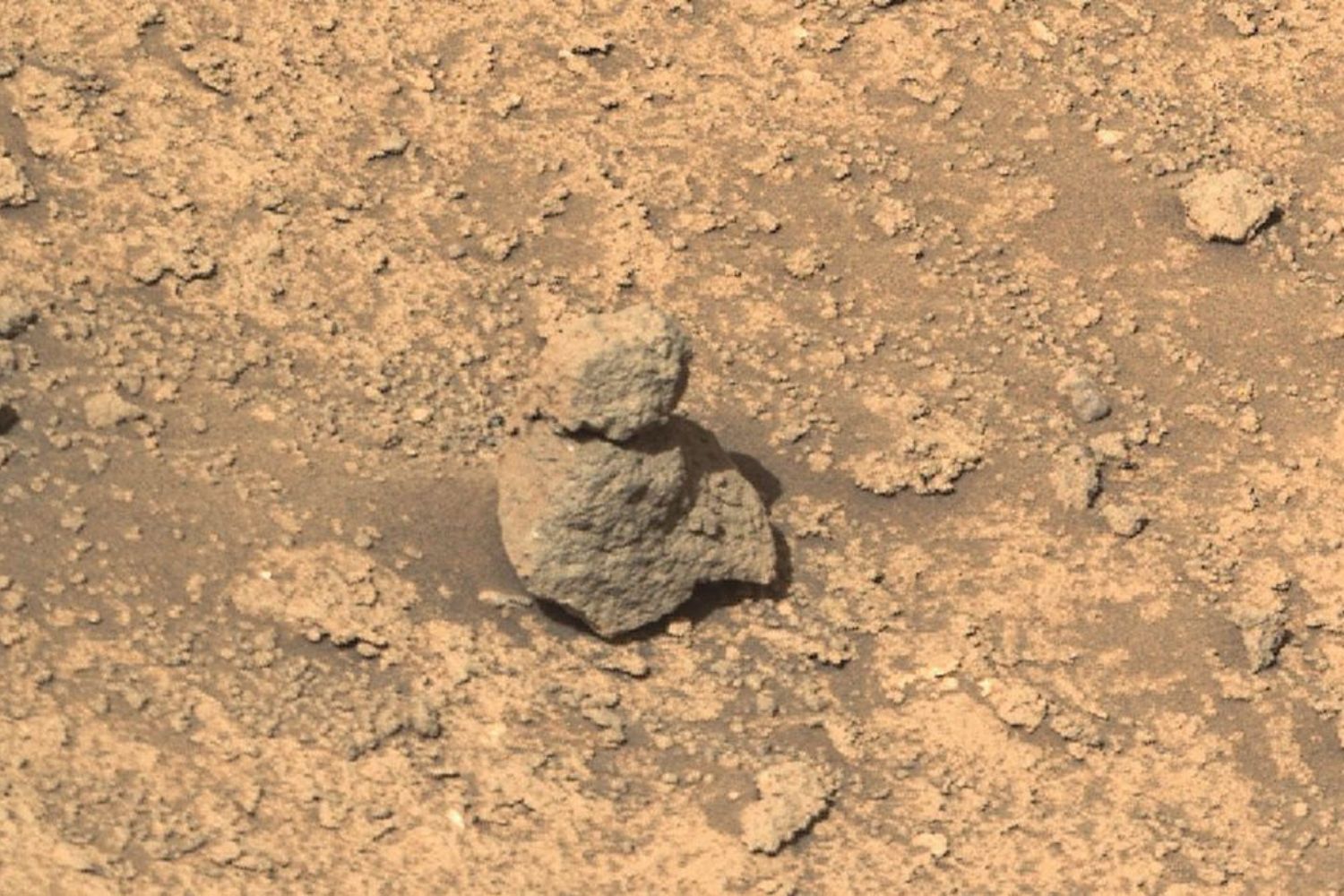 Robô da Nasa encontra bloco metálico em Marte — e ninguém esperava por isso