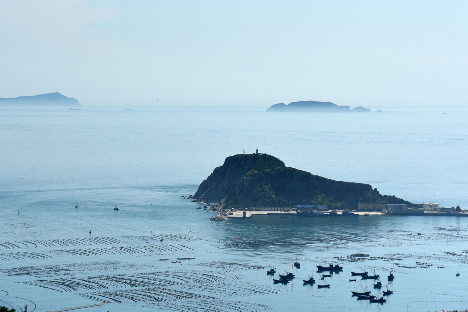 Um homem de 62 anos largou tudo para viver sozinho em ilha isolada