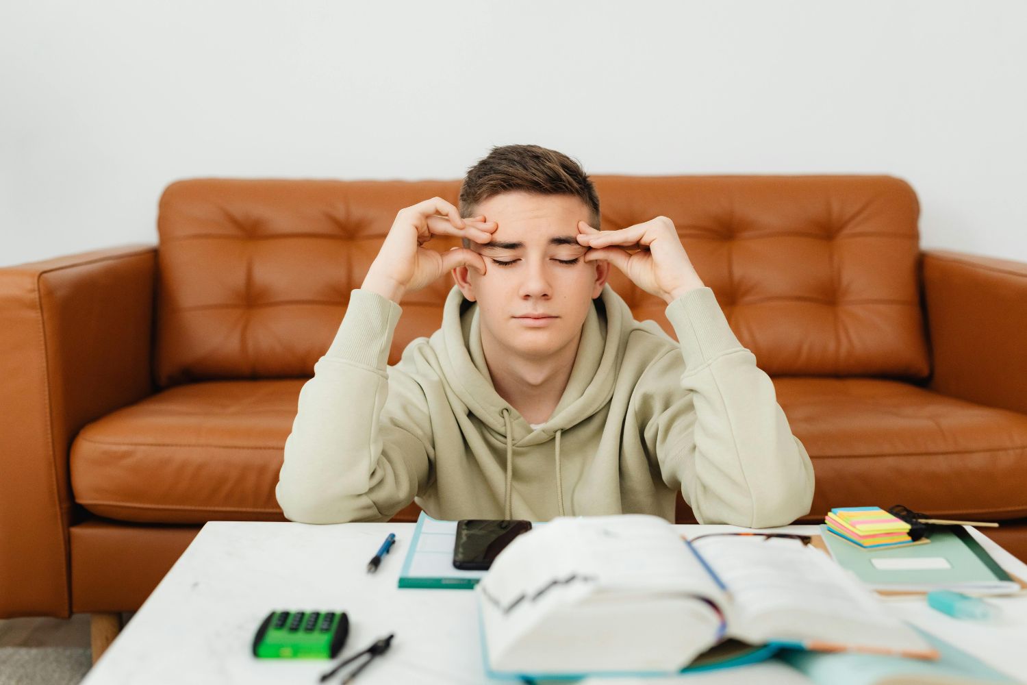 Por que procrastinamos mesmo sabendo que vai dar ruim? A ciência explica